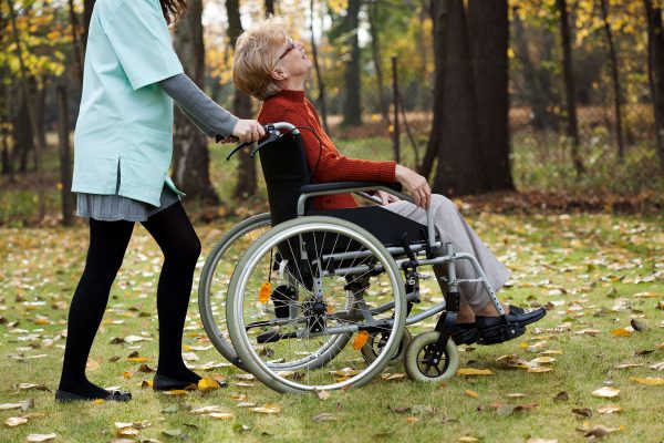 澳大利亚最高的高薪工作——残疾支持工作者，为坐轮椅的残疾老人服务